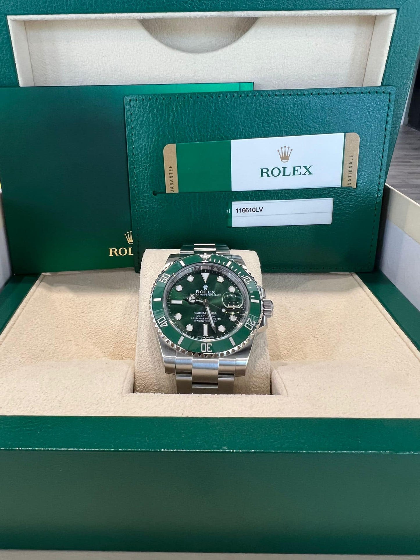 ROLEX Submariner Date 40 Hulk 116610LV Green DIAL Green Bezel OYSTER BRACELET BOX + PAPERS