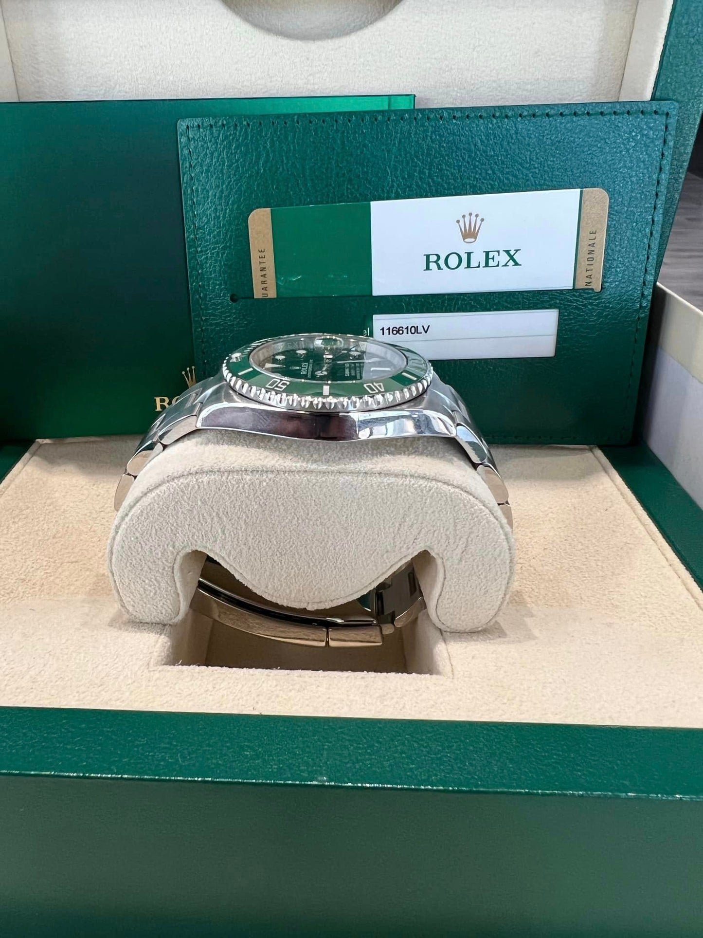 ROLEX Submariner Date 40 Hulk 116610LV Green DIAL Green Bezel OYSTER BRACELET BOX + PAPERS