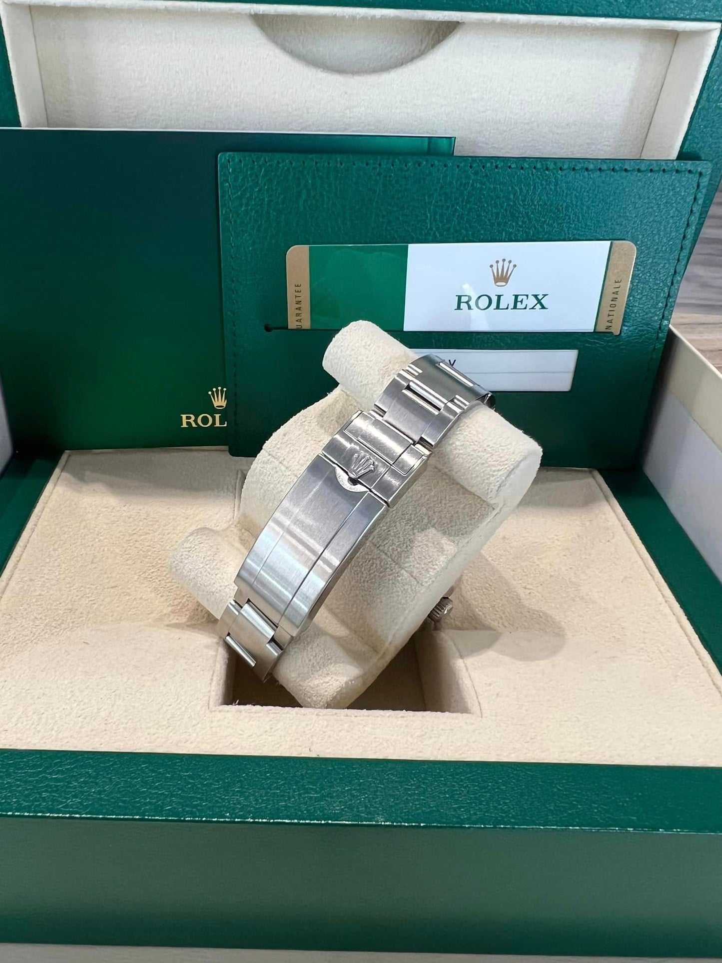 ROLEX Submariner Date 40 Hulk 116610LV Green DIAL Green Bezel OYSTER BRACELET BOX + PAPERS